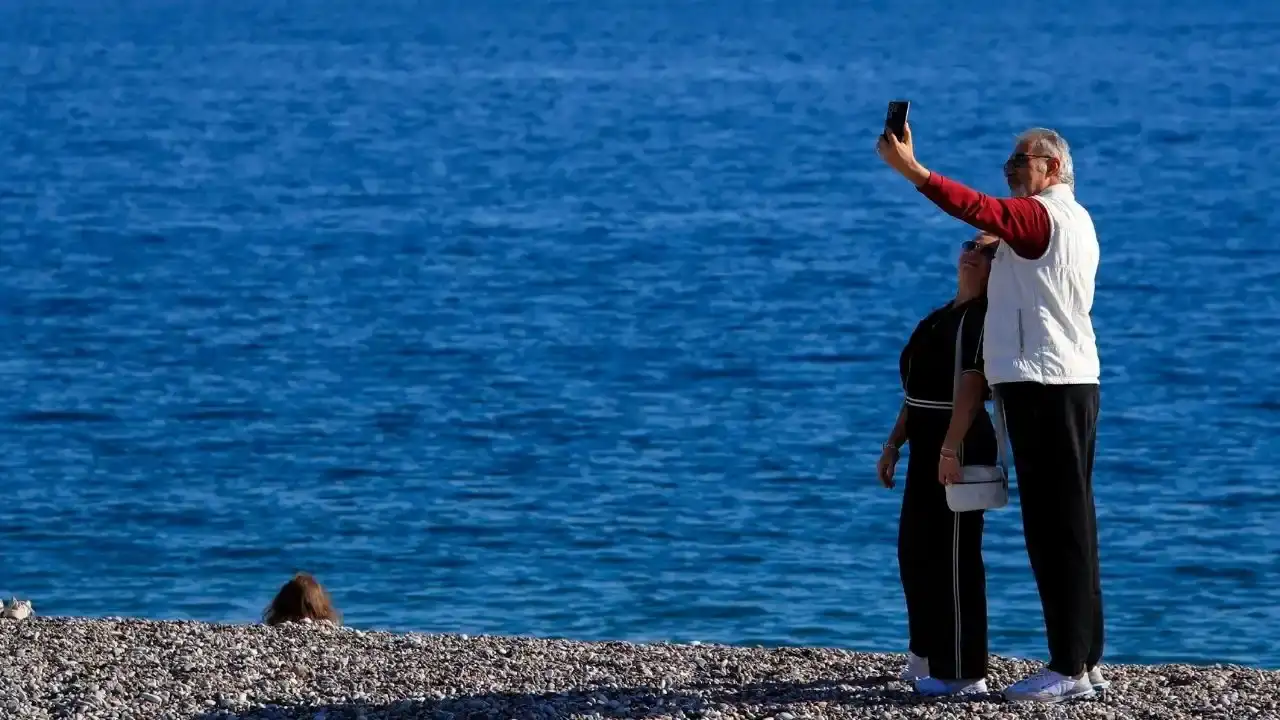 Antalya'da Beydağları'nın Karlı Gölgesinde Denize Girdiler 2